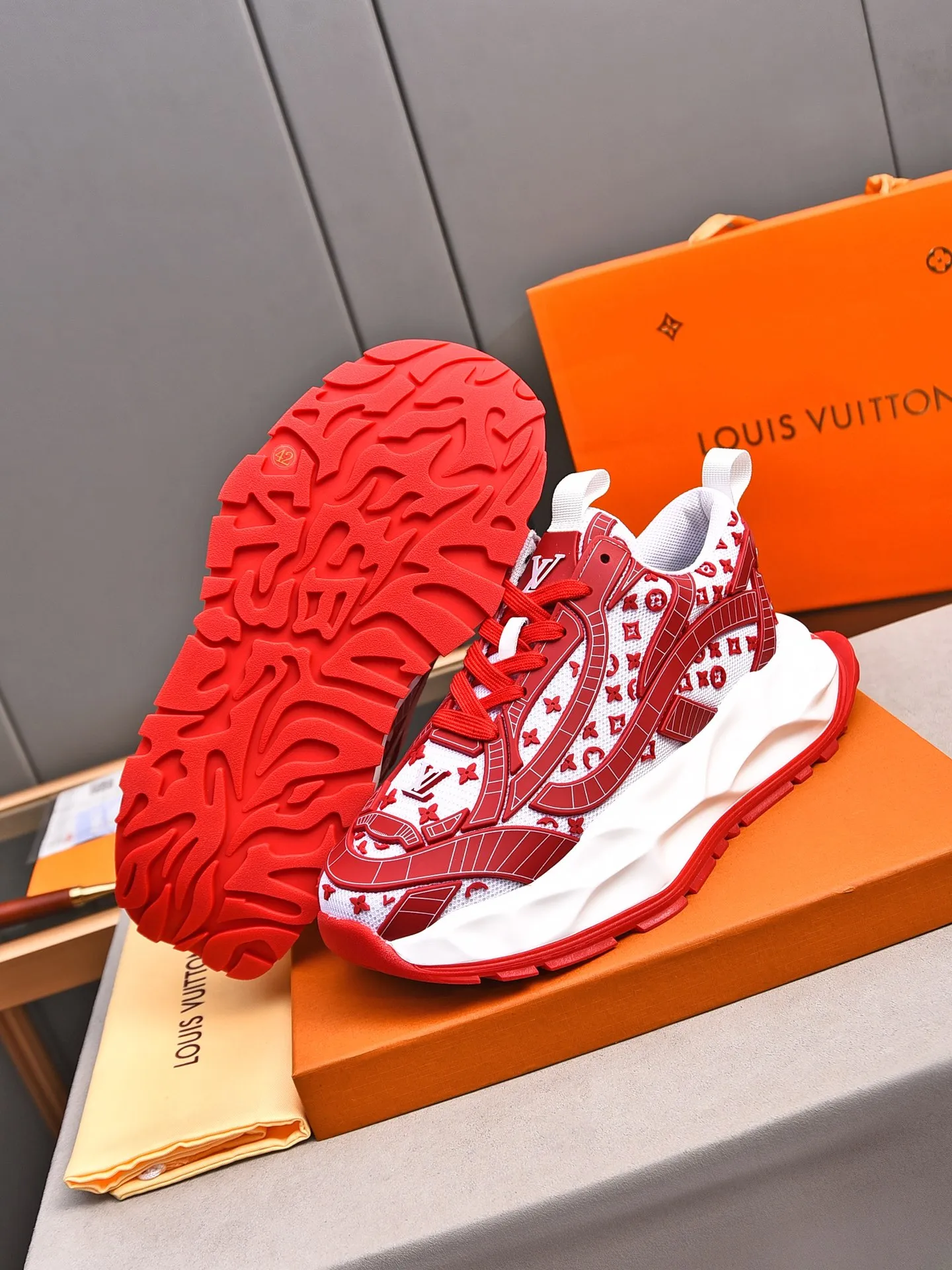 Men's shoes 💰580 📛📛【LOUIS VUITTON】Louis Vuitton 2024 new products👟Milan fashion catwalk style🇰🇾🇰🇾LV family logo, big-name style, a must-have for fashionistas⚠️Imported mesh with high-tech glue technology➕Cow leather➕Breathable mesh lining➕Genuine leather feet➕Special foam outsole👞Number 38-44 (45 46 custom-made)